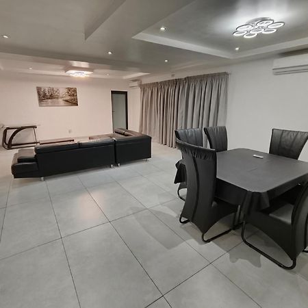 In Town Vaal Apartment เฟเรนนิงิง ภายนอก รูปภาพ